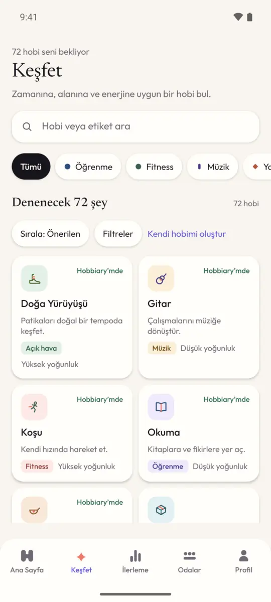 Keşfet: bir arama alanı, kategori filtreleri ve her biri kendi işareti, tek satırlık tanımı ve yoğunluğuyla hobi kartları.